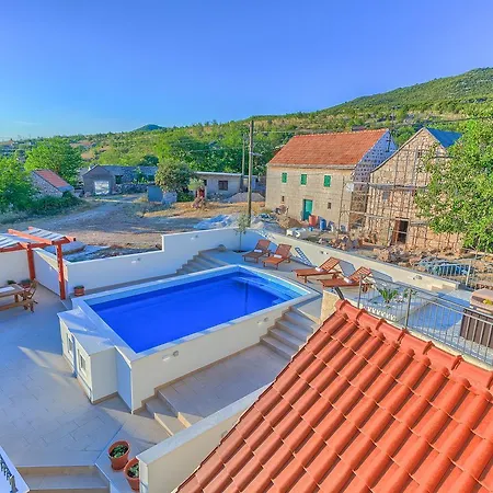 فيلة Heritage With Pool *
