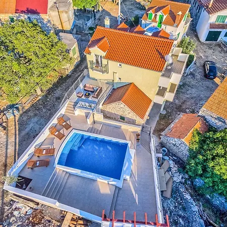 Heritage With Pool